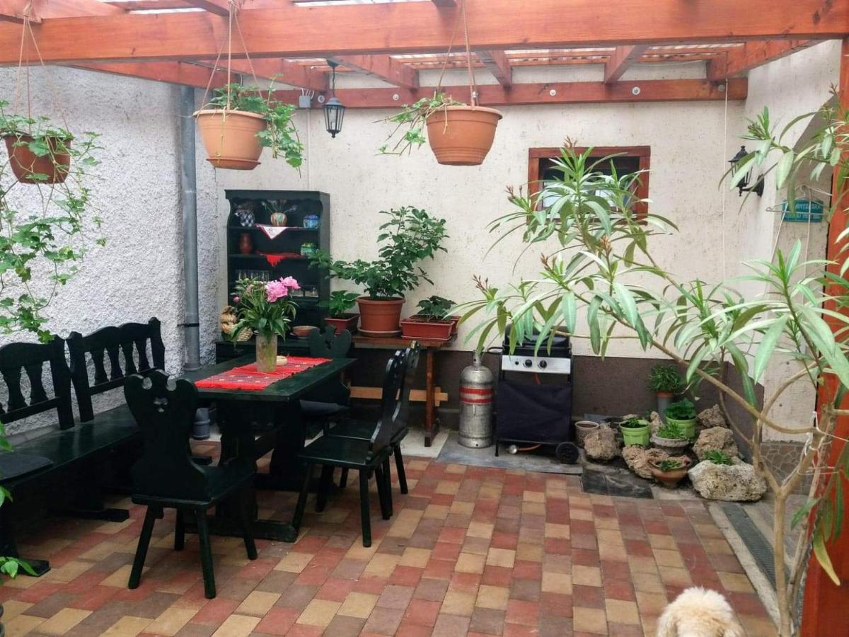 Bora Vendeghaz Apartment Eger Exterior foto